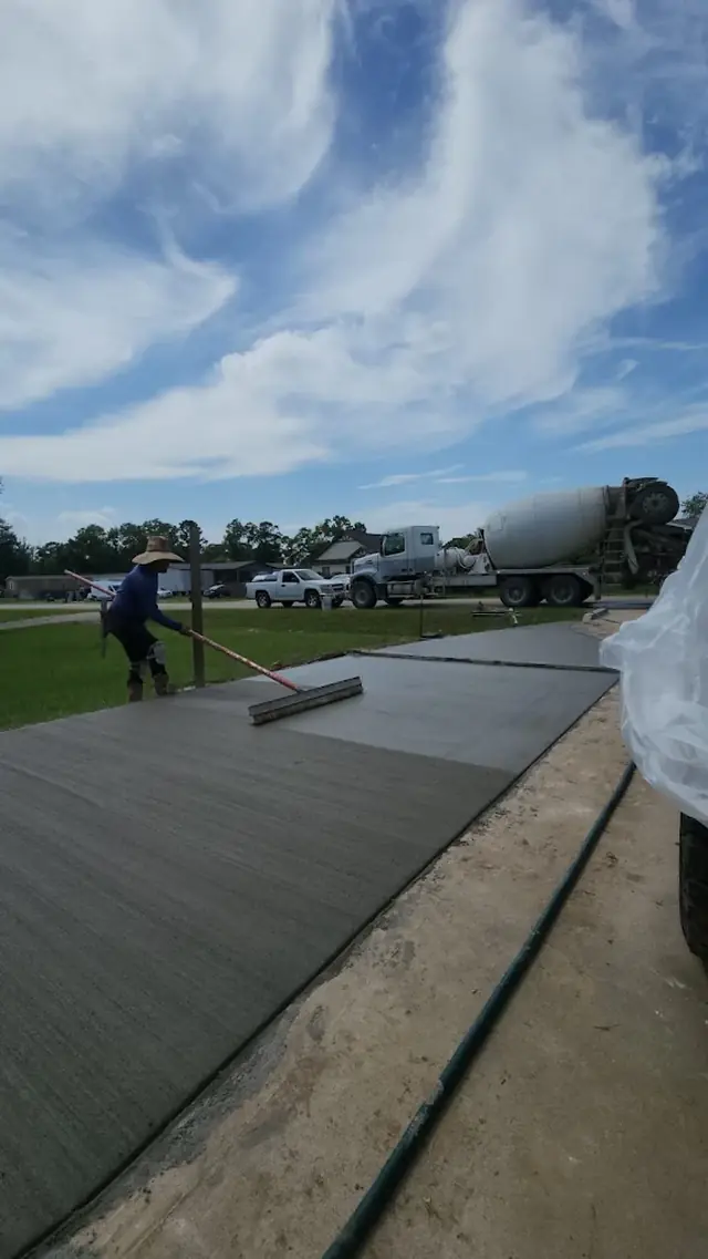 Losa de concreto recién terminada siendo alisada