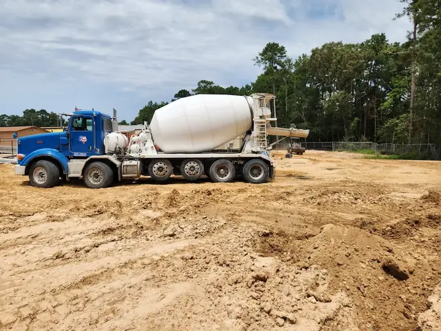 Camión de Nikky Ready Mix Concrete en el sitio